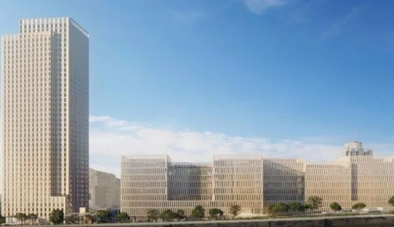 מנהל פרויקט מתאם עם צוות באתר בנייה